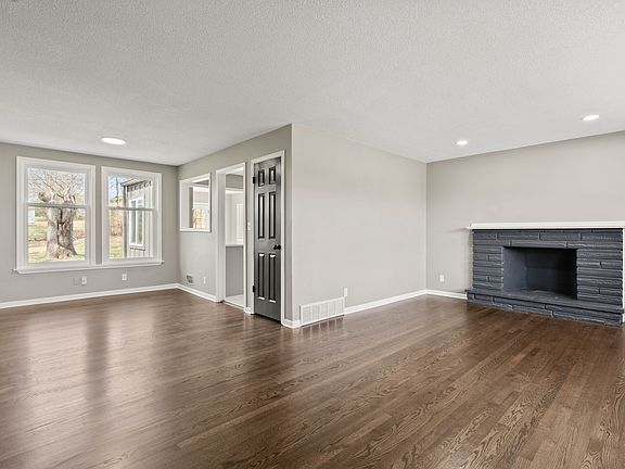 3rd image of 8944 Holmes Rd