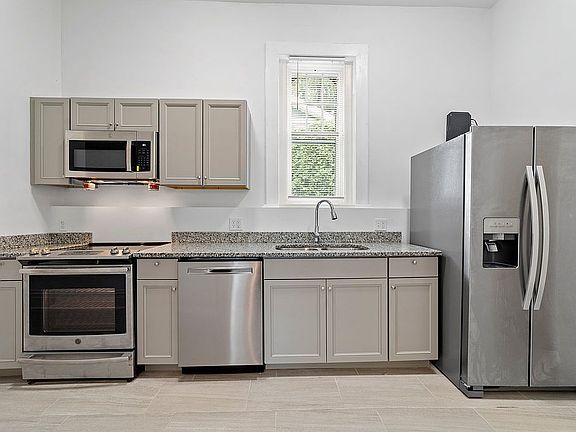 5th image of 2707 Barton Ave