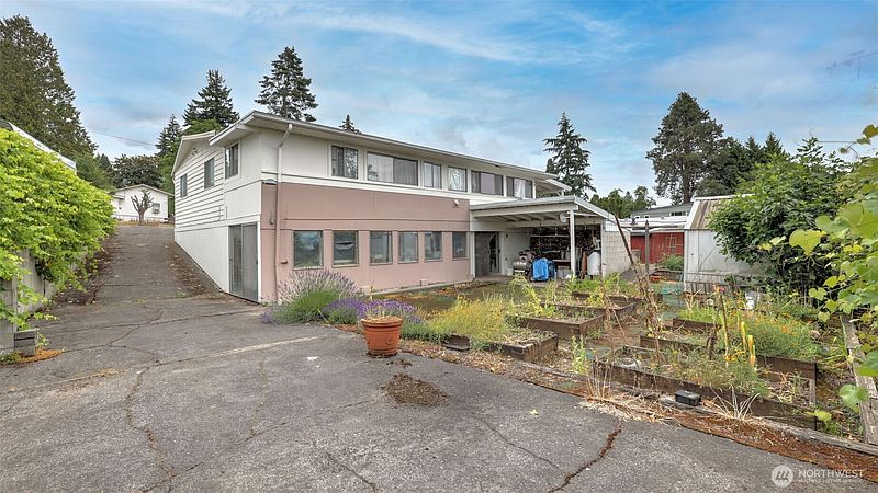 3rd image of 2194 NE 8th Place