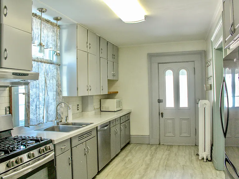 1441 Park Ave — Photo 2