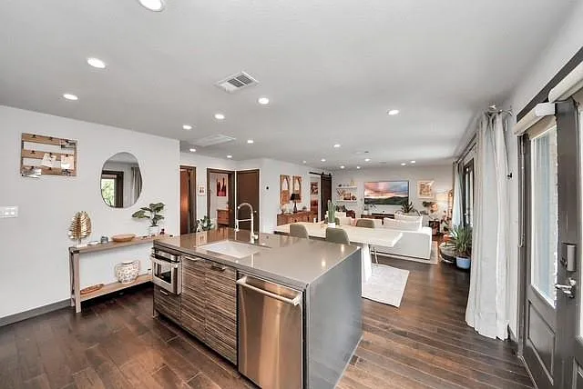 1410 Hyde Park Blvd #203 — Photo 41