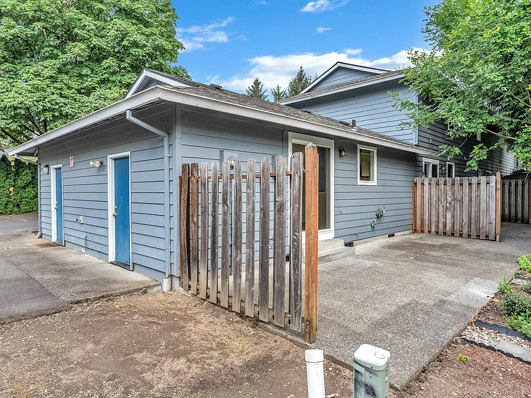 5210-5232 SE Rinearson Rd — Photo 14