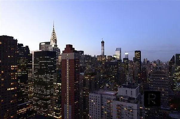 Sold by R New York | media 7