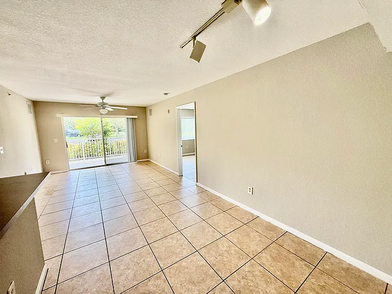 181 SW Palm Dr #103 — Photo 6