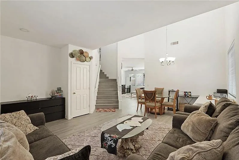 5 bed, 2430 sqft, $4,375 — Photo 2