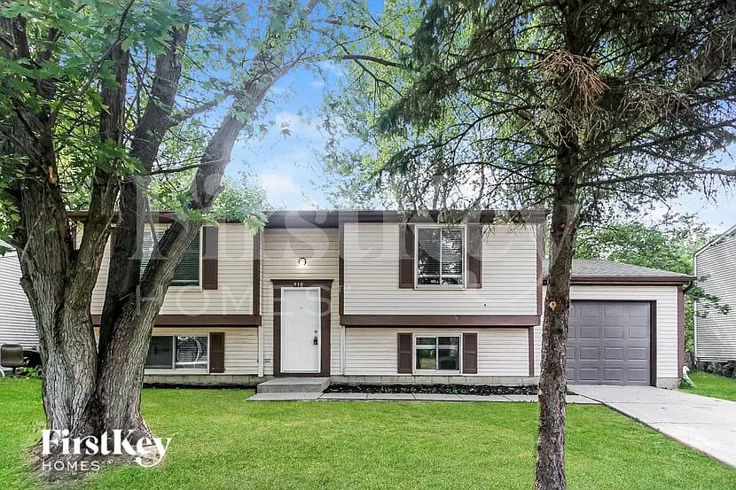 910 Woodlark Dr photo 1