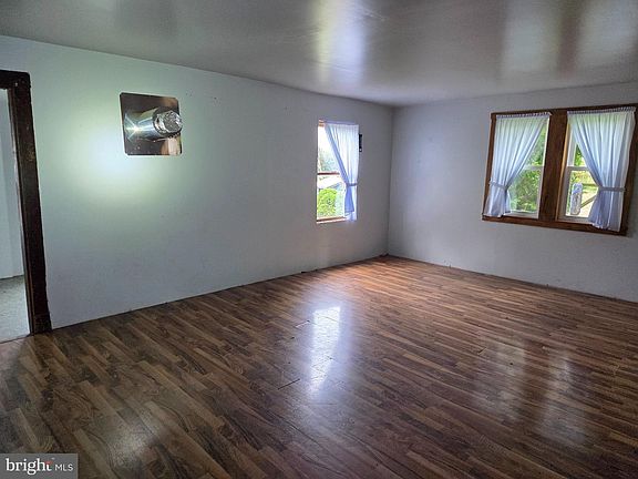 4th image of 332 Hillside Ln