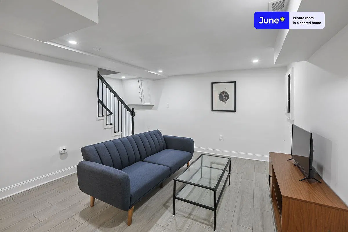 Queen bedroom in 5 bed/3.5 bath home in Upper Central NE #810 D — Photo 3