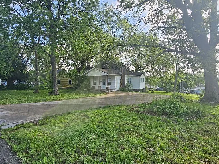 303 N Huttig Ave — Photo 2