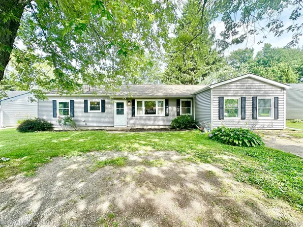 6109 Woodsdale Dr, Grand Blanc, MI 48439