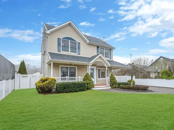 20 Academy Lane, Oakdale, NY 11769