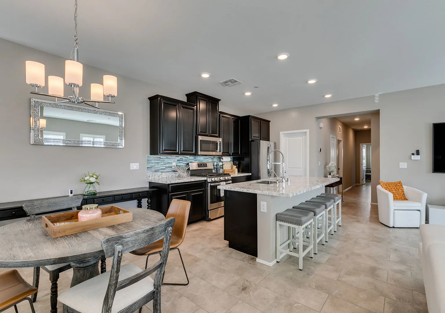 Luxury Fully Furnished 2Bed/2.5Bath Townhome in Gated Community — Photo 2