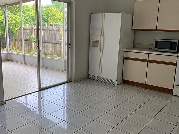 3rd image of 7404 Sade St