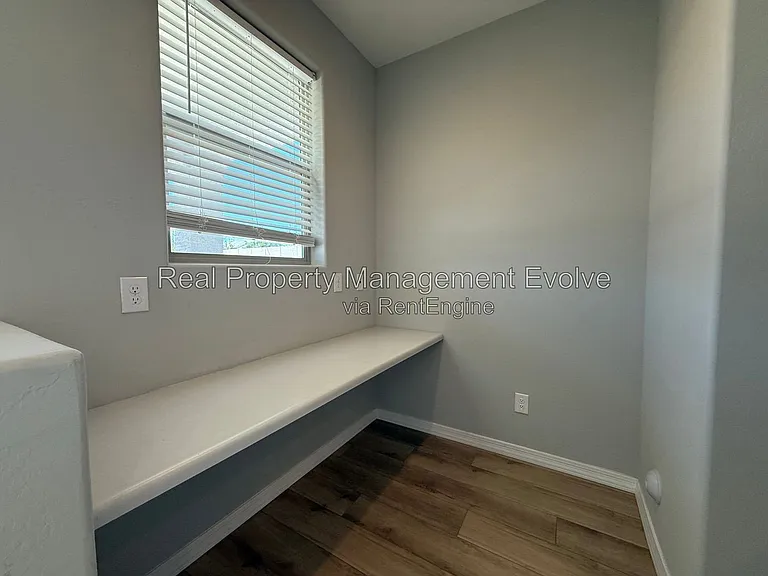 5618 N 87th Dr — Photo 12