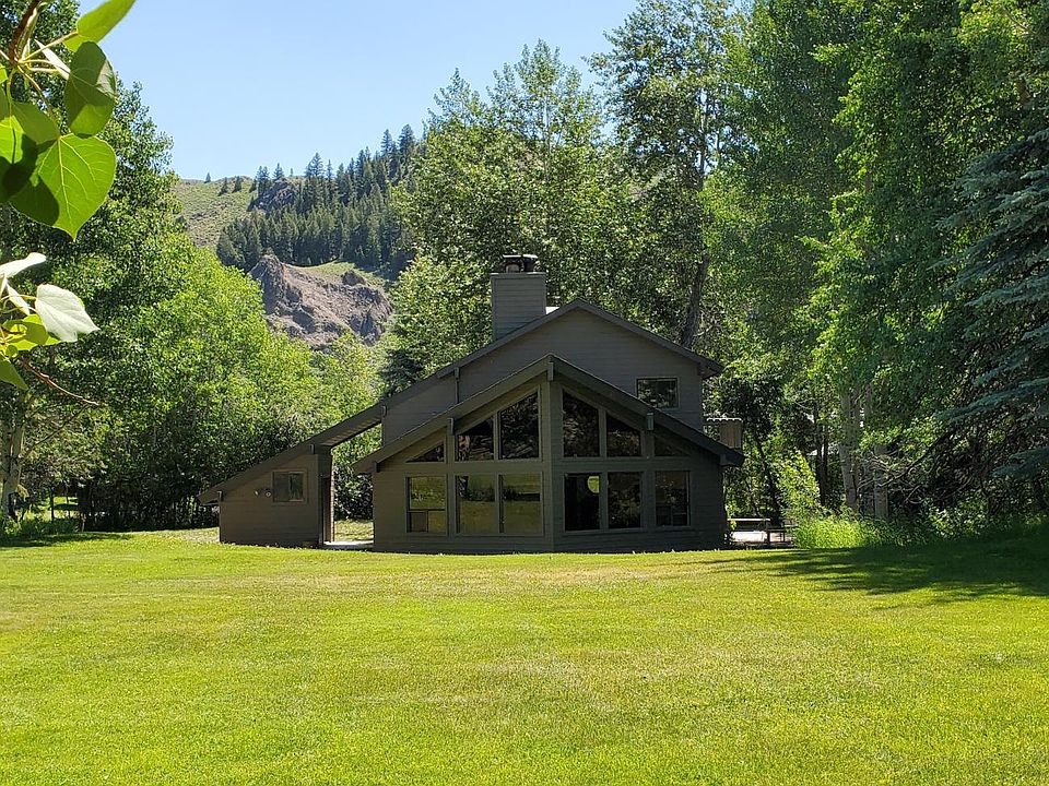 Home on 1 acre lot attached storage is shown at left
