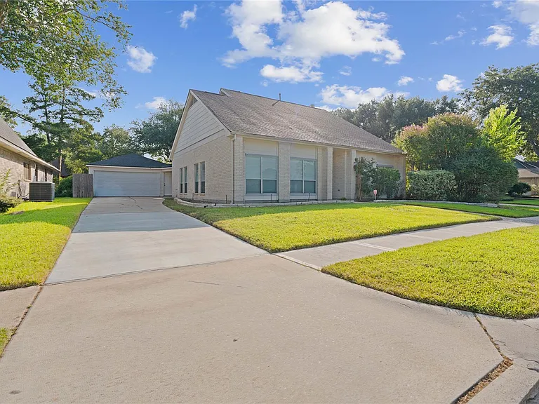 15414 Willow River Dr — Photo 2