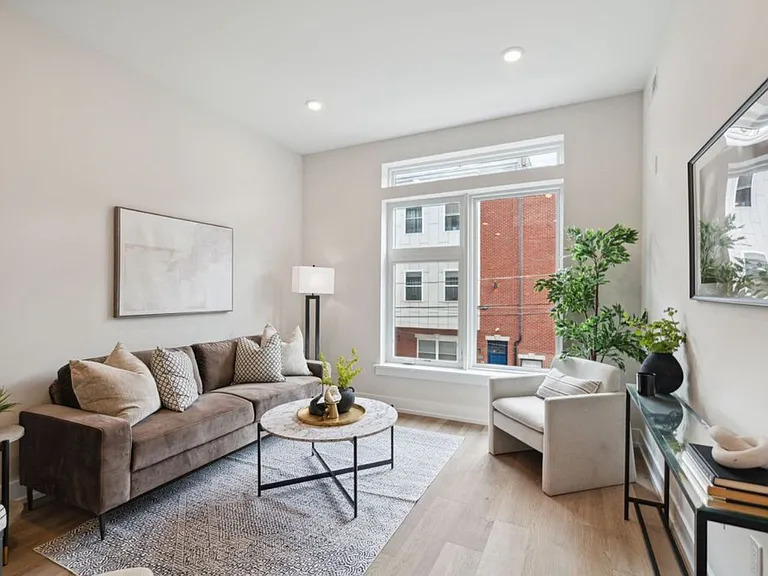 722 W Thompson St #207 — Photo 5