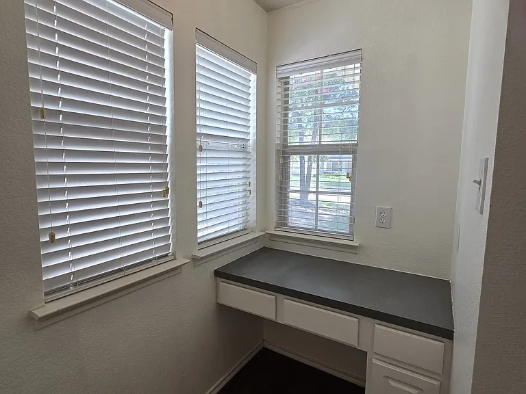 2410 Parkview Dr — Photo 10