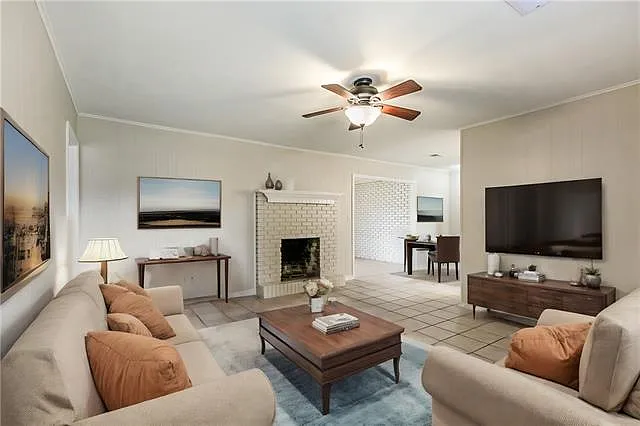 3 bed, 2.0 bath, 1618 sqft, $1,595 — Photo 2
