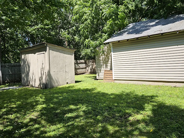 1041 W State St — Photo 31