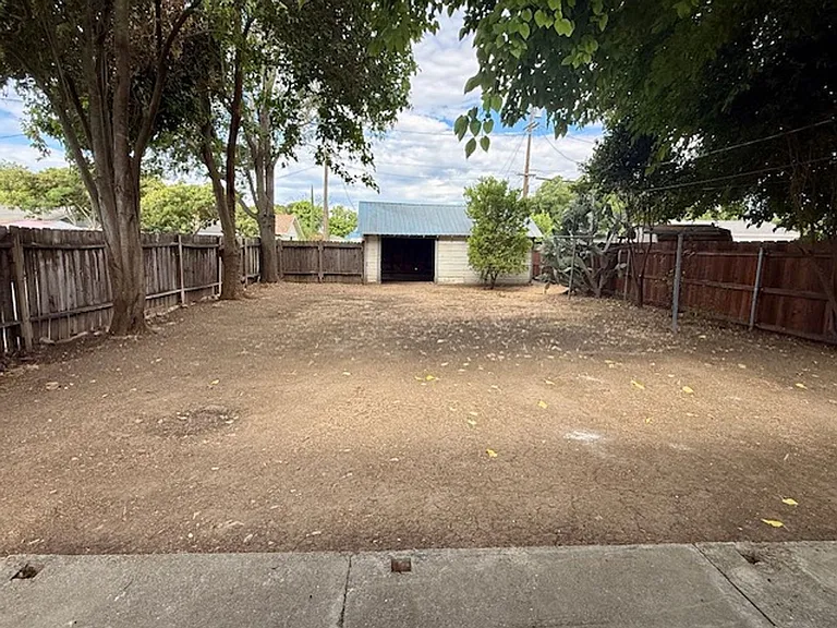 619 N Plumas St — Photo 15
