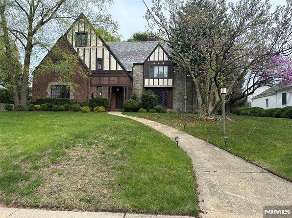 380 Maple Hill Dr, Hackensack, NJ 07601