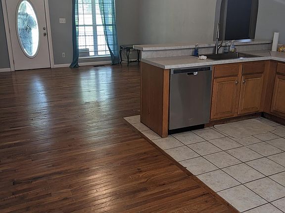 2nd image of 214 1/2 Longwood St