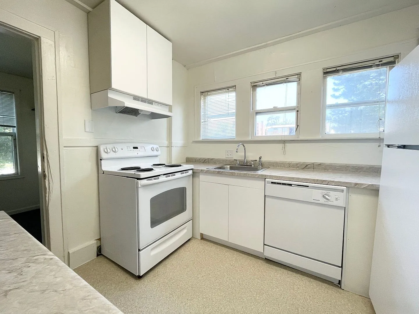 5 Bed/2 Bath Private Home Available August '27 — Photo 2