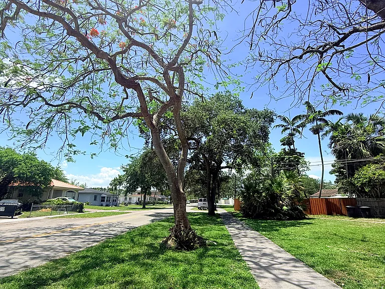 201 Flagler Dr — Photo 2