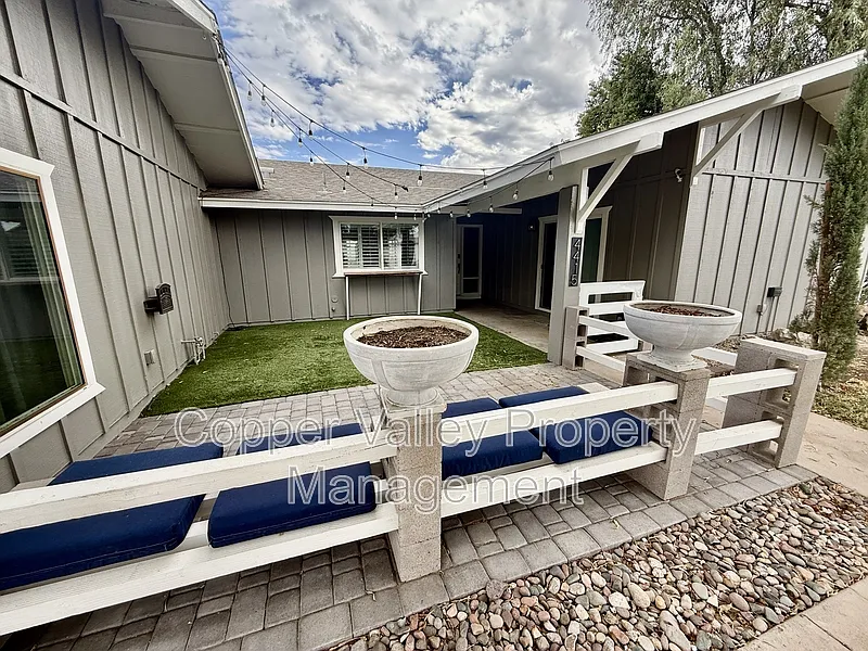 3 bed, 2.0 bath, 1808 sqft, $2,395 — Photo 2