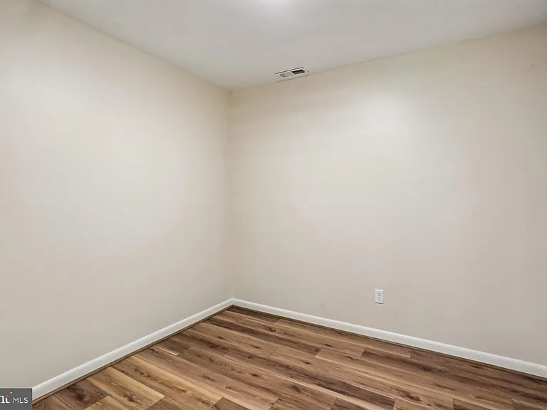 7561 Heatherton Ln — Photo 33