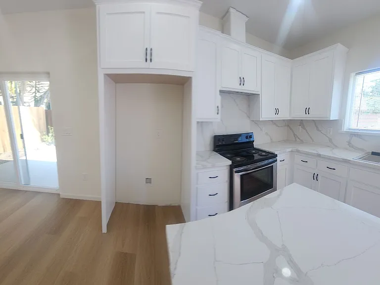 550-554 556 Foothill Blvd — Photo 99