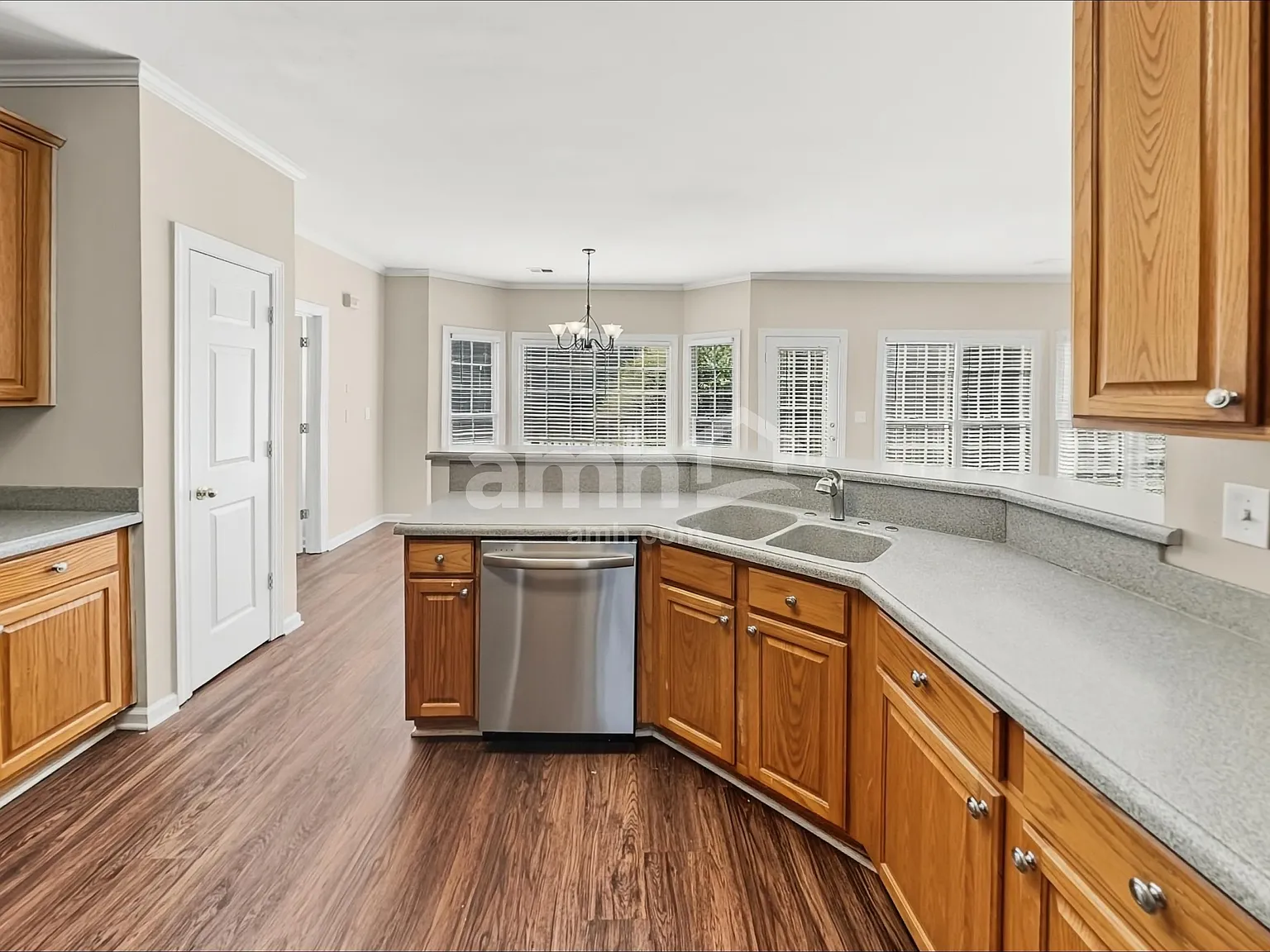 5 bed, 2.5 bath, 2908 sqft, $2,825 — Photo 3