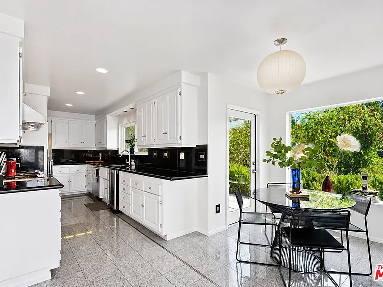 8670 Allenwood Rd — Photo 12