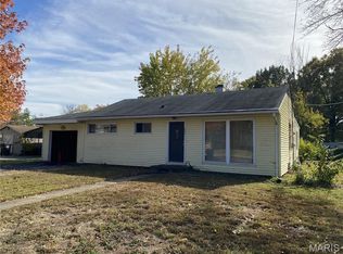 805 Southmoor Pl, Godfrey, IL 62035