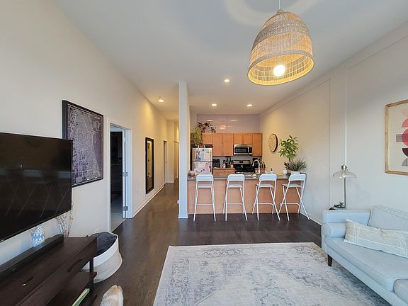 2nd image of 1540 W Fullerton Ave APT 203