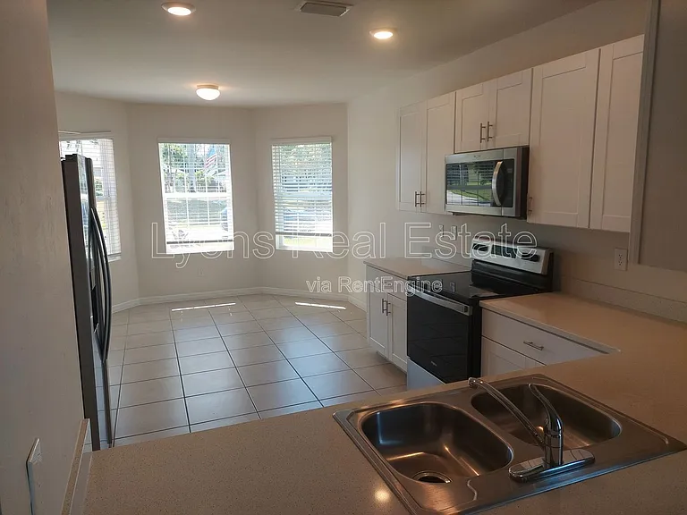 326 SW 24th Pl — Photo 4