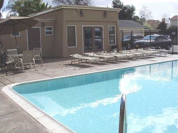 4th image of 1321 Greenfield Dr Unit 12