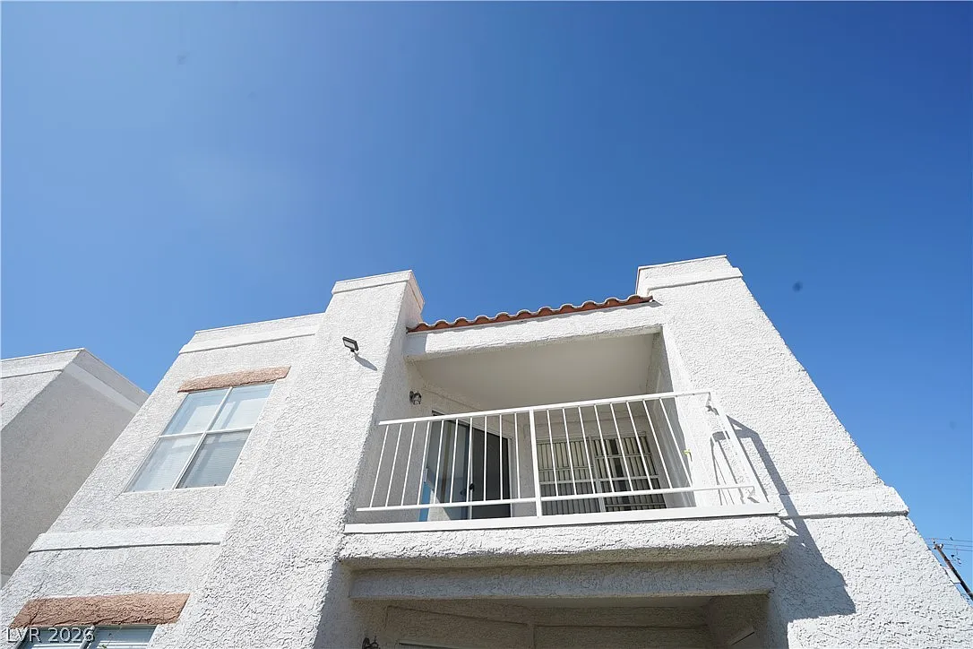 1 bed, 1.0 bath, 677 sqft, $1,095 — Photo 2
