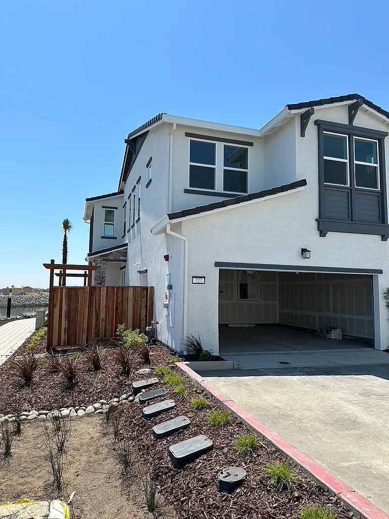 727 Windward Ct — Photo 3