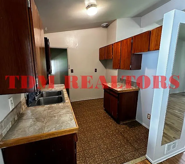 3737 Lynn St — Photo 4