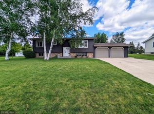 540 Ranchwood Dr, Bird Island, MN 55310