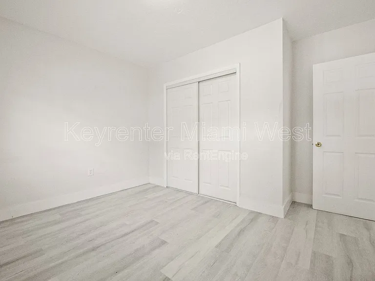 219 NW 10th Ave #4 — Photo 15