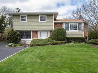 15 Hayrick Ln, Commack, NY 11725