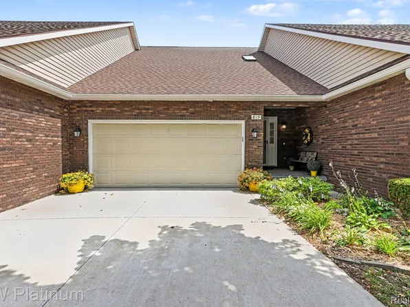 819 E Pointe Dr, Port Huron, MI 48060