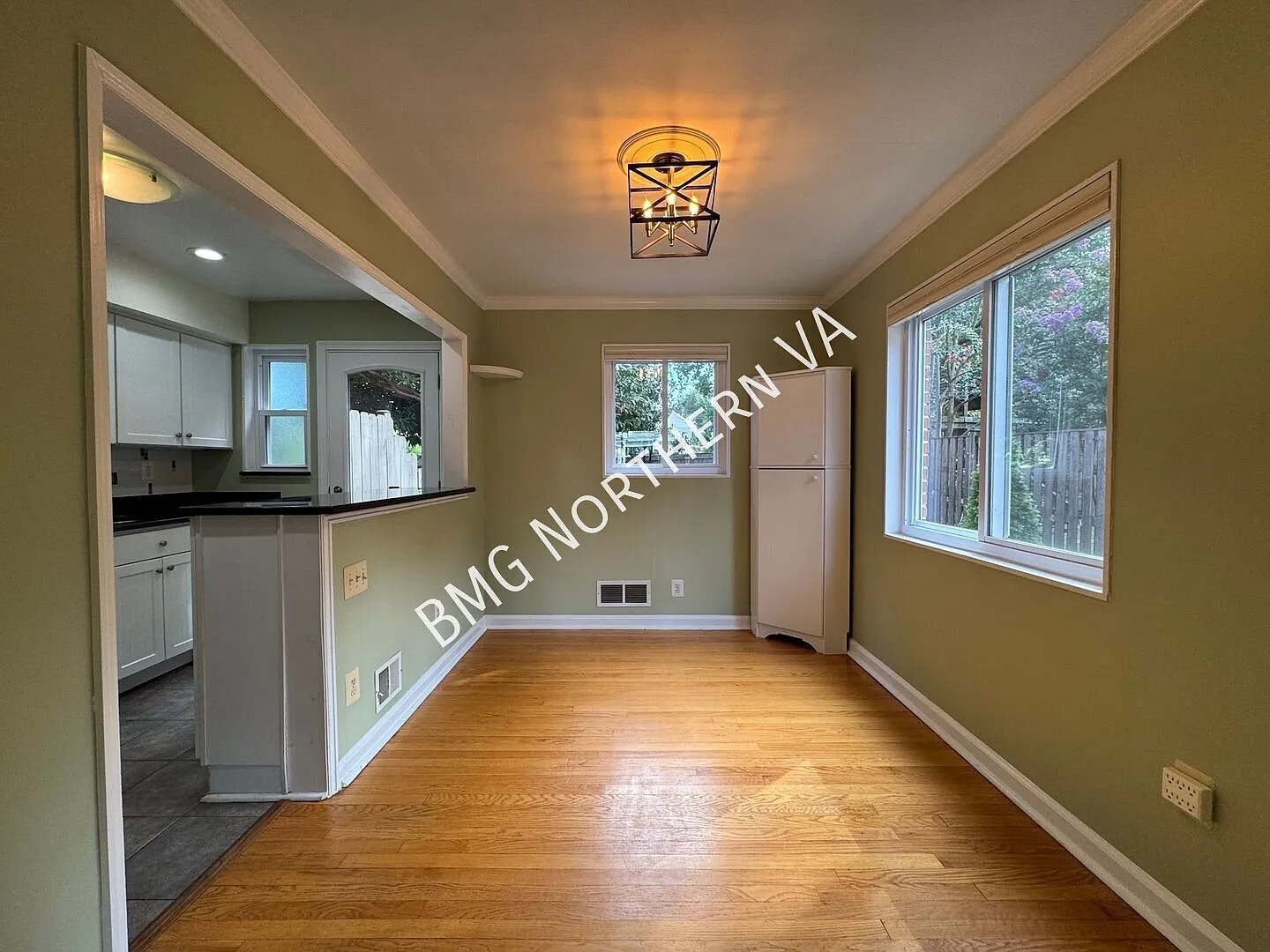 Beautiful 2 Bed 2 Bath Semi-Detached Brick Home In Groves Mt — Photo 4