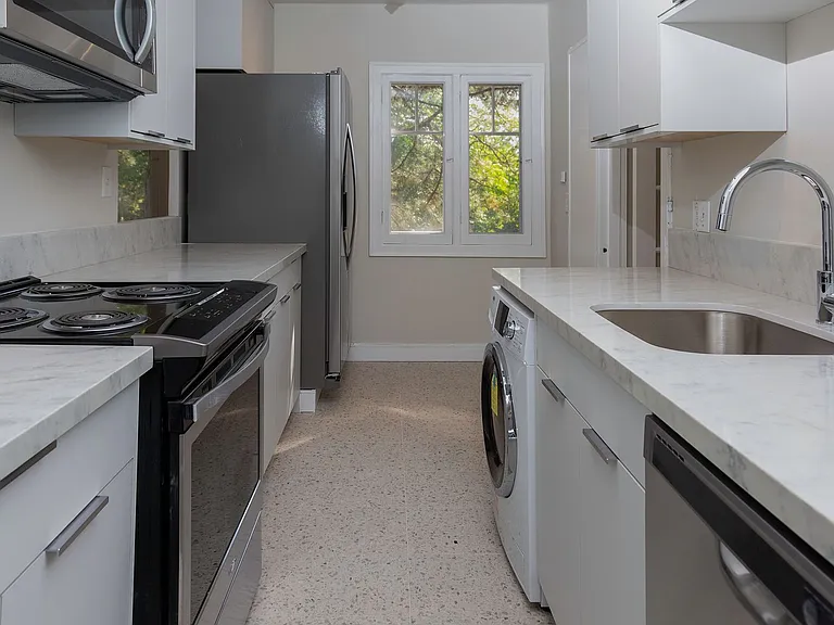 Pollyanna Apartments — Photo 18
