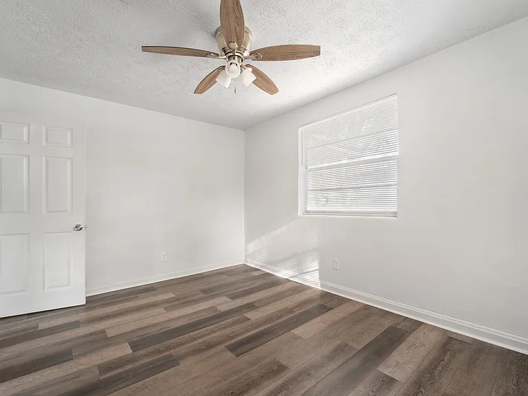 1081 Ontario St — Photo 11