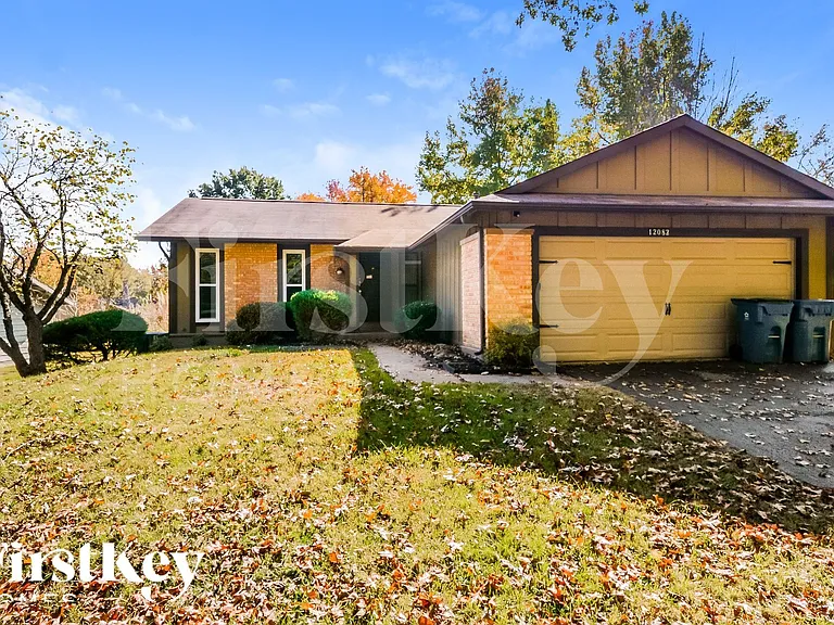 12082 Foxpoint Dr — Photo 2