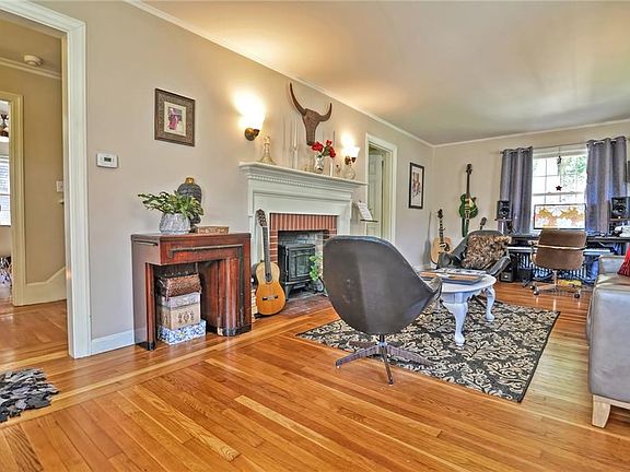 4th image of 131 Roger Williams Ave E
